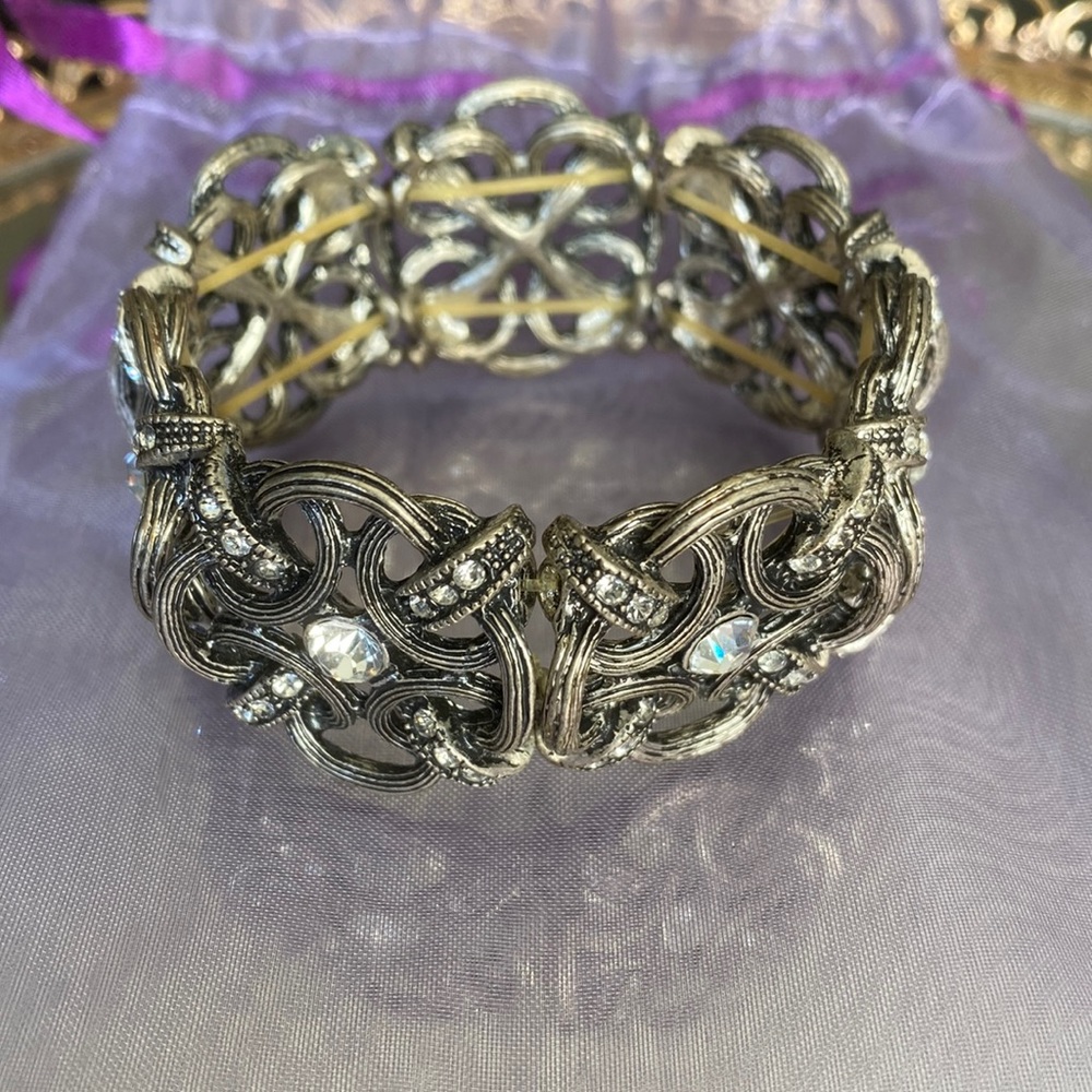 EUC Premier Brand stretch gem accent bracelet
